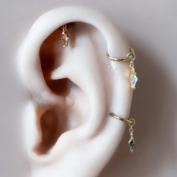 Colgante de aro con forma de cometa, chapado en oro de 18 quilates, con peridoto y circonitas cúbicas, ideal para pendientes, aros de titanio y piercings de cartílago.
