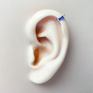 上品な 18G サファイア軟骨フープ イヤリング、ルーク ハギー、フープ ハギー、軟骨ピアス、小さなフープ、ヘリックス フープ、小さなフープ
