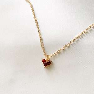 Zierliche goldene Herzkette mit kleinem Rubinkristall Herzanhänger, Liebesschmuck, Herzkette, Herzkette, Herzcharme