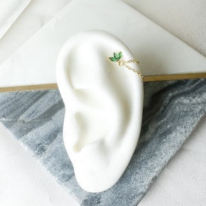 Piercing Helix CZ Double Chain Emerald Dainty, piercing du cartilage, cerceaux de câlins, piercing, boucles d'oreilles en chaîne, cerceaux hélicoïdaux, minimaliste