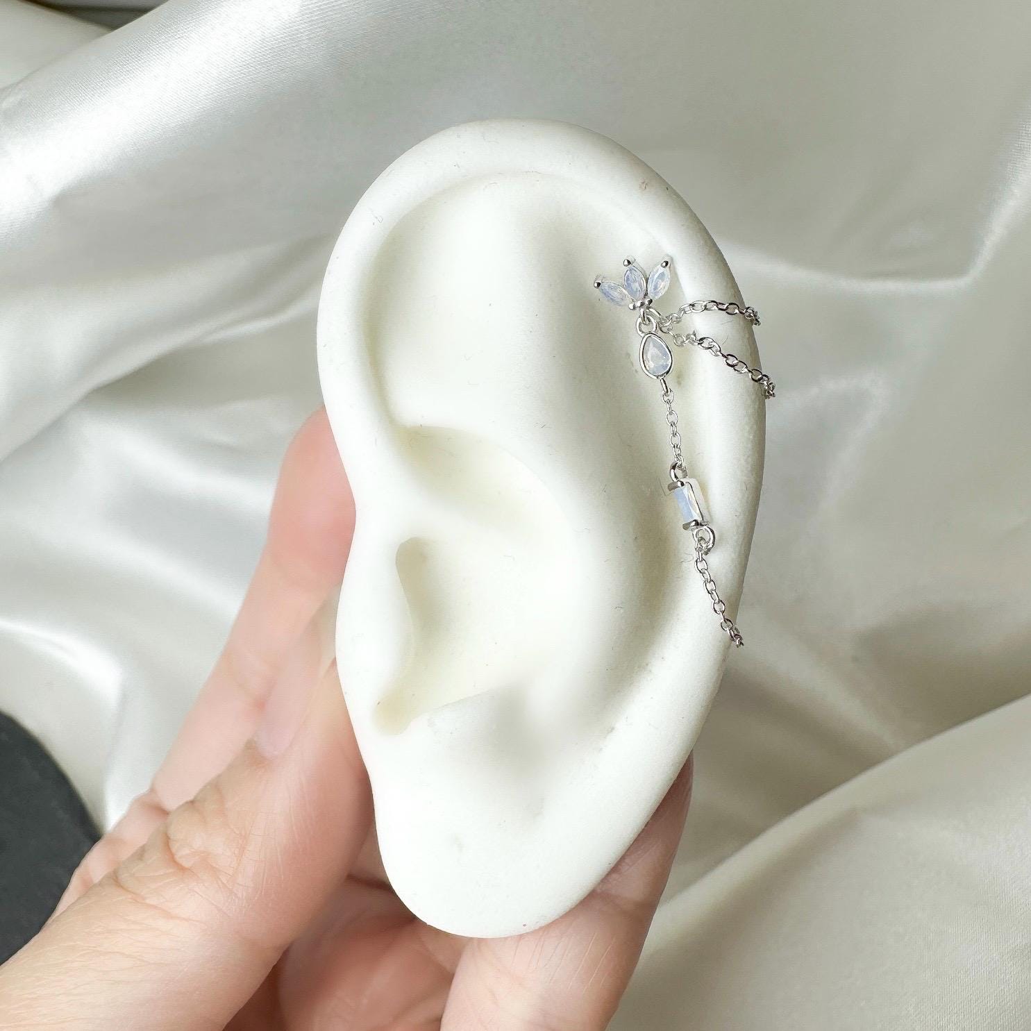 Dainty Triple Chain Sapphire CZ Helix Piercing 20g Dainty Triple Chain Sapphire CZ Helix Piercing 20g