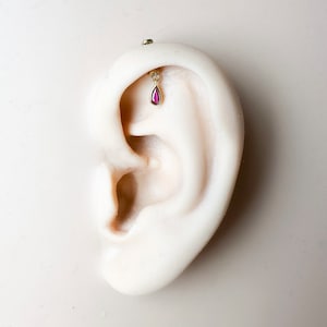 Piercing hélix vertical avec épingle et rubis rose poire F136 titane 16 g 18 g, Piercing tour vertical caché