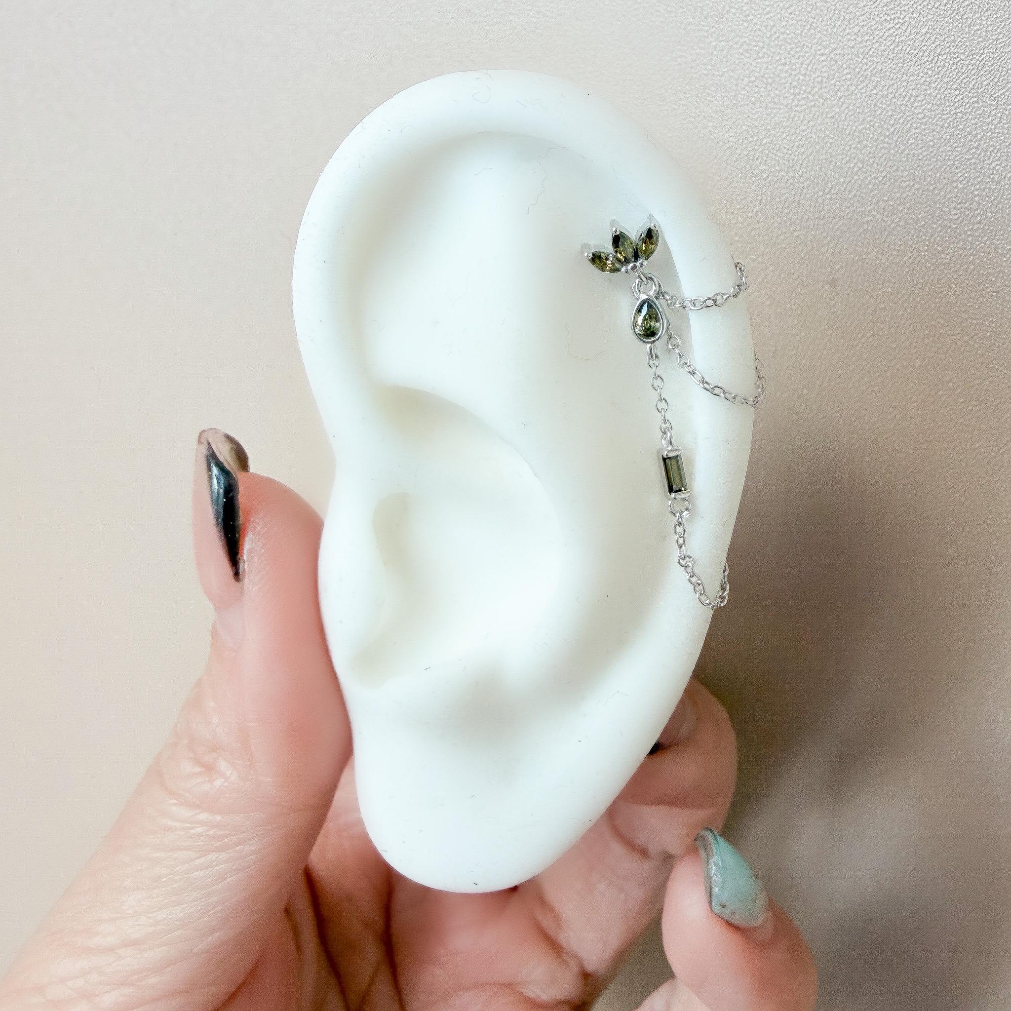 上品なトリプルチェーン ピンク ルビー CZ ヘリックスピアス、軟骨