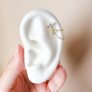 Piercing hélix délicat à double chaîne avec zircon bleu poudré, taille marquise et poire, piercing cartilage, piercing chaîne hélix, anneaux d'oreilles, piercing corporel