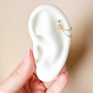 20g Elegant Dubbelkedjad Diamant CZ Helix Piercing, broskpiercing, hoop huggies, kroppspiercing, kedjeörhängen, helix hoops, minimalistisk