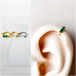 Boucles d'oreilles cartilage émeraude Dainty 18G, câlin rook, cerceaux câlins, piercing au cartilage, petits cerceaux, cerceaux hélicoïdaux, petits cerceaux