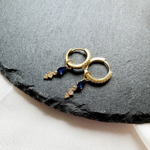 Créoles minimalistes en saphir CZ Dangle, créoles en argent sterling cz, boucles d'oreilles pendantes, cerceaux câlins