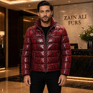 Könnte beinhalten: Eine Steppjacke mit glänzendem rot-schwarzem Schlangenledermuster, hohem Kragen und durchgehendem Frontreißverschluss. Die Jacke wird über einem schlichten schwarzen Oberteil und einer schwarzen Hose getragen und zeigt eine durchgehende Steppstruktur.