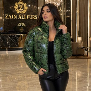 Jaqueta puffer feminina de couro verde esmeralda com estampa de cobra, gola alta, estilo casaco de inverno.
