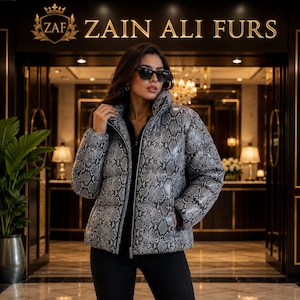 Luxe damesjas van slangenleer, gele pufferjas met pythonprint, een modieus cadeau voor de winter.