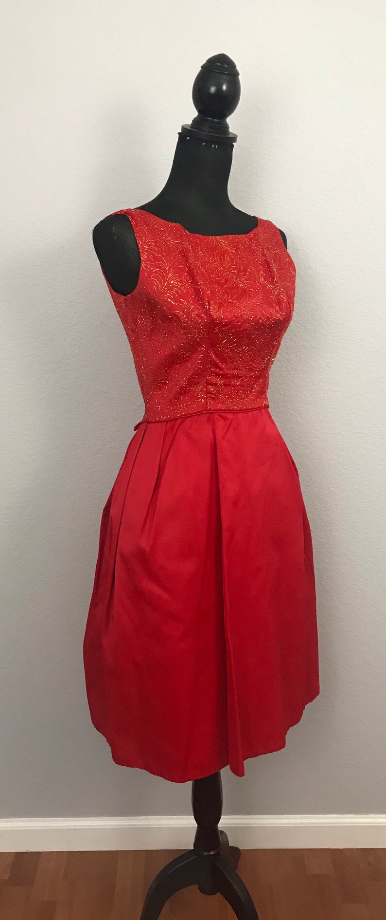 1950s red dress with gold lurex image 2