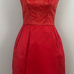 1950s red dress with gold lurex image 3
