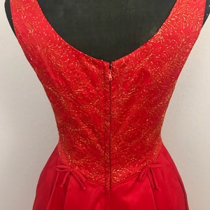 1950s red dress with gold lurex image 8