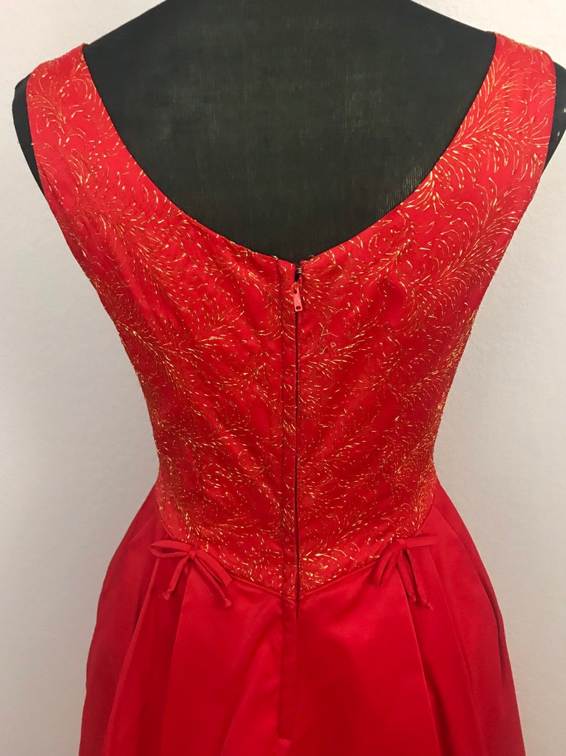 1950s red dress with gold lurex image 8