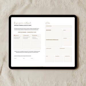 Puede incluir: Una tableta digital que muestra una plantilla de planificador diario de dos páginas en español. La página izquierda presenta un mapa de energía con secciones para tareas de energía alta, media y baja. La página derecha incluye campos para reuniones, compromisos personales y notas.