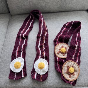 Virkad halsduk med bacon och ägg