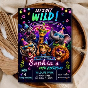 Peut inclure: Une carte d'invitation d'anniversaire sur fond noir avec du texte néon indiquant LET'S GET WILD! et Sophia's 10th Birthday. Le design présente un zèbre, une girafe, un éléphant, un tigre, un singe et un lion portant des chapeaux et des lunettes.
