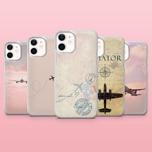 Può includere: Cinque cover per telefono con design a tema viaggio. Le cover mostrano immagini di aerei in volo, una rotta di volo tratteggiata, timbri postali in stile vintage, una mappa con una rosa dei venti e il testo "where next...?" e "AVIATOR".