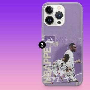 Puede incluir: Una funda de smartphone morada con un collage de Kylian Mbapp&eacute; con uniforme de f&uacute;tbol blanco. El dise&ntilde;o incluye el texto MBAPPE en letras verticales grandes, el nombre kiki y varias im&aacute;genes de acci&oacute;n del jugador en el campo.