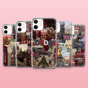 Può includere: Una collezione di cinque cover trasparenti per smartphone con un collage di immagini a tema Londra, tra cui la bandiera Union Jack, cabine telefoniche rosse, il Big Ben, auto d'epoca e la scritta LONDON in lettere maiuscole colorate.