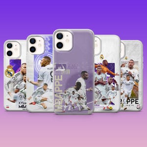 Puede incluir: Cinco fundas transparentes para smartphone con varios estampados gr&aacute;ficos de Kylian Mbapp&eacute; con la equipaci&oacute;n blanca del Real Madrid. Los dise&ntilde;os incluyen al jugador en poses de acci&oacute;n, el escudo del Real Madrid y el texto MBAPPE en negrita.