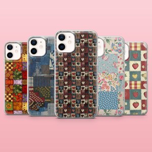 Può includere: Cinque cover per smartphone disposte in fila, ognuna caratterizzata da un distinto design patchwork. I motivi includono stampe floreali, quadri, texture denim, cuori e illustrazioni di fragole in vari colori come blu, rosso e verde.