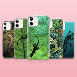 Op de afbeelding: Vijf smartphonehoesjes met hagedismotieven. De eerste toont een hagedis op bladeren, de tweede een hagedissilhouet op een blad, de derde een hagedissilhouet op een groene achtergrond met patroon, de vierde een hagedis in de jungle en de vijfde een tribale hagedis.
