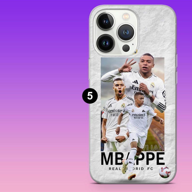 Puede incluir: Una funda de smartphone blanca con un collage del futbolista Kylian Mbapp&eacute; con la camiseta blanca del Real Madrid. El dise&ntilde;o incluye el texto MBAPPE y REAL MADRID FC, junto con un gr&aacute;fico de un bal&oacute;n de f&uacute;tbol y un c&iacute;rculo negro con el n&uacute;mero 5.