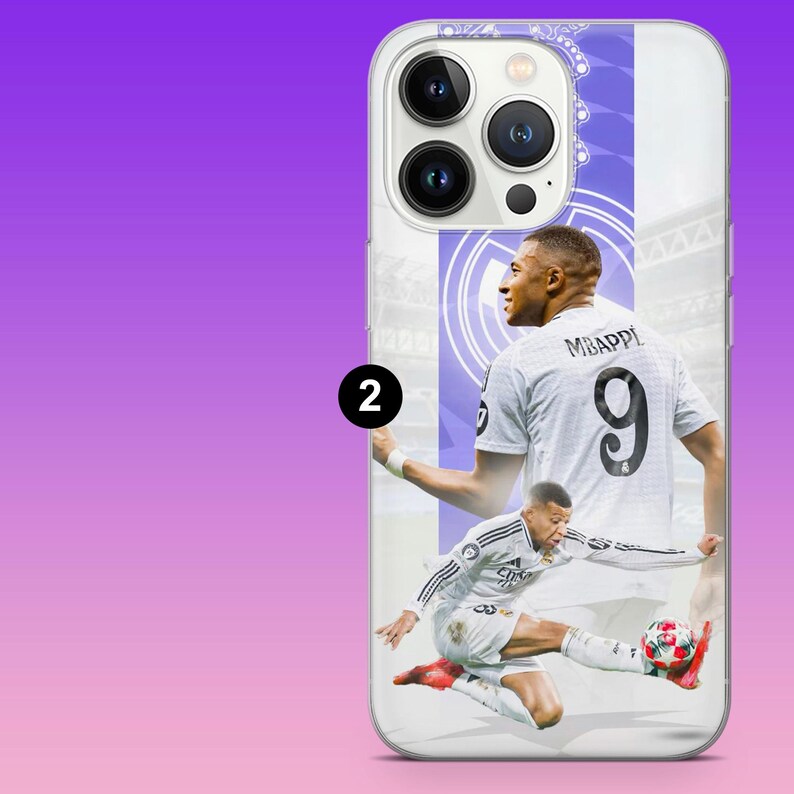 Puede incluir: Una funda para smartphone con un dise&ntilde;o gr&aacute;fico de un jugador de f&uacute;tbol que viste una camiseta blanca con el nombre MBAPPE y el n&uacute;mero 9 en la espalda. El dise&ntilde;o incluye una segunda imagen del mismo jugador en uniforme blanco pateando un bal&oacute;n.