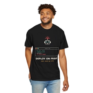 Implementeer op vrijdag grappig T-shirt voor programmeur, T-shirt met codeerhumor, cadeau softwareontwikkelaar, DevOps-meme-shirt, cadeau technerd voor programmeurs