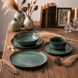 Set di stoviglie in gres verde da 24 pezzi / Piatti e ciotole con smalto reattivo / Per 6 persone / Servizio da tavola artigianale / Spedizione veloce negli Stati Uniti e in Europa