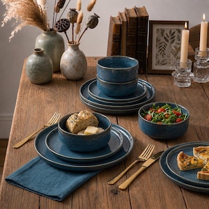 Conjunto de jantar artesanal em grés azul índigo – Pratos e tigelas texturizados