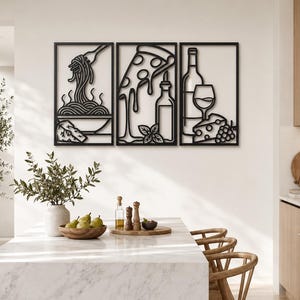 Puede incluir: Un conjunto de tres paneles de arte mural de metal negro con diseños lineales de comida y bebida. El primer panel muestra un tazón de pasta con un tenedor, el segundo una porción de pizza y una botella, y el tercero una botella de vino, una copa, queso y uvas.