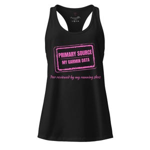 Puede incluir: Una camiseta de tirantes negra con espalda nadadora que presenta un gráfico de sello rectangular rosa con el texto PRIMARY SOURCE MY GARMIN DATA y la frase Peer reviewed by my running shoes impresa en rosa debajo del sello en la parte frontal.