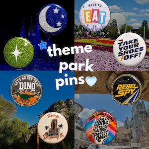 Op de afbeelding: Een verzameling ronde buttons met diverse ontwerpen, waaronder een glinsterende blauwe maan, een groene ster en teksten zoals Here to Eat, Take Your Shoes Off, Let's Go Get That Dino, Thanks for Dropping In, How About Some Backstage Passes en een Rebel Spy logo.