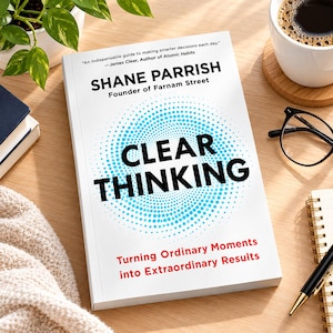 Könnte beinhalten: Ein weißes Buch mit dem Titel Clear Thinking von Shane Parrish, das ein blaues, gepunktetes Spiralmuster auf dem Einband zeigt. Der Text lautet: An indispensable guide to making smarter decisions each day, Founder of Farnam Street und Turning Ordinary Moments into Extraordinary Results.