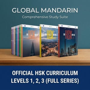 Puede incluir: Una colección de libros de texto Global Mandarin Comprehensive Study Suite para los niveles HSK 1, 2 y 3. Los libros presentan lomos coloridos y portadas con imágenes de paisajes urbanos y carreteras, mostrando el texto HSK y caracteres chinos.