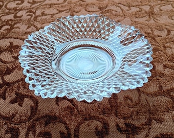 Klein gegolfd trinketschaaltje in Indiana Glass Co. in het patroon 'Diamond Point', ca. Jaren 60