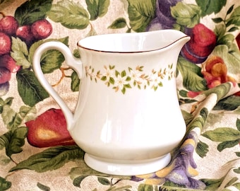 Vintage Floral Creamer, Goldrand Porzellan China, 1970er Jahre Grüne Rebe und weiße Blumen Geschirr Tee Service Ware, Ekco Frühlingswiese