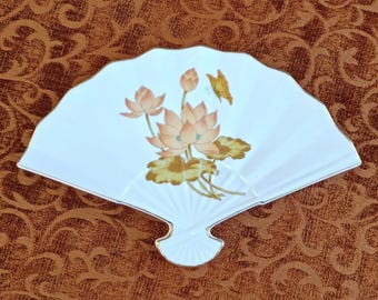 Vintage Chinoiserie Fächerschmuck oder Seifenschale oder Seifenschale: Weißes Porzellan mit Lotus und Schmetterling aus Holz
