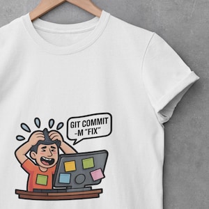 Puede incluir: Una camiseta blanca con una ilustración gráfica de una persona sentada frente a un ordenador con las manos en la cabeza en señal de frustración. Un bocadillo sobre la pantalla contiene el texto "GIT COMMIT -M "FIX"". El diseño incluye notas adhesivas de colores en el monitor.