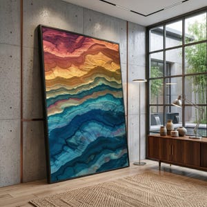 Puede incluir: Una gran obra de arte mural rectangular enmarcada que presenta un paisaje abstracto con bandas horizontales superpuestas de colores que transicionan desde el azul marino profundo y el verde azulado abajo hasta tonos naranja, amarillo y rojo vibrantes arriba.