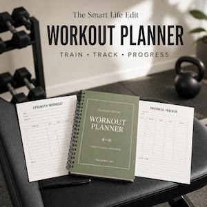 Könnte beinhalten: Ein spiralgebundener Trainingsplaner mit salbeigrünem Einband und dem Text The Smart Life Edit WORKOUT PLANNER TRAIN TRACK PROGRESS TRAINING LOG. Zwei aufgeschlagene Seiten zeigen Vorlagen für Strength Workout und Progress Tracker.