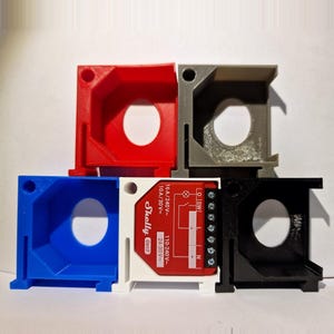 Könnte beinhalten: Ein Set aus fünf DIN-Schienenhalterungen für Shelly 1 und 1PM Gen3 Geräte, erhältlich in Schwarz, Grau, Rot, Blau und Weiß. Die Halterungen verfügen über ein Klick-Montagesystem, Belüftungsöffnungen und sind für 35 mm DIN-Schienen nach EN 60715 geeignet.