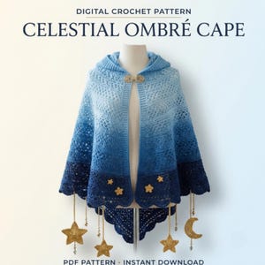 Op de afbeelding: Een gehaakte cape met capuchon en een blauw kleurverloop van licht naar donker. Het kledingstuk is voorzien van goudkleurige ster- en maanbedels die aan de zoom hangen. Tekst: DIGITAL CROCHET PATTERN CELESTIAL OMBRÉ CAPE PDF PATTERN INSTANT DOWNLOAD.