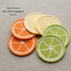 Könnte beinhalten: Ein Set aus vier runden Häkeluntersetzern mit Zitrusfrucht-Motiven. Zwei Untersetzer sind orange, einer ist gelb und einer ist hellgrün. Jeder Untersetzer hat eine weiße Mitte und weiße radiale Linien, die an Fruchtsegmente erinnern. Text: Digital Download Set of 4 Coasters Printable.
