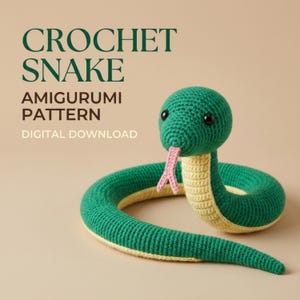 Puede incluir: Una serpiente amigurumi de ganchillo en verde y amarillo con una lengua bífida rosa y ojos negros. El texto CROCHET SNAKE AMIGURUMI PATTERN DIGITAL DOWNLOAD aparece en letras verde oscuro y marrón sobre la figura de peluche enroscada.