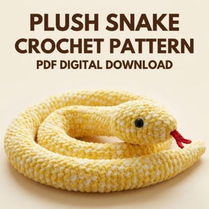 Puede incluir: Una serpiente de peluche tejida a ganchillo con hilo jaspeado amarillo y blanco, ojos de cuentas negras y lengua roja bífida. El texto dice PLUSH SNAKE CROCHET PATTERN PDF DIGITAL DOWNLOAD. Es un documento digital para crear una serpiente.