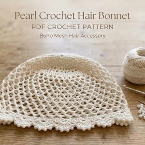 Könnte beinhalten: Eine cremefarbene Häkelhaube mit Netzmuster und einem gewellten Rand, der mit kleinen weißen Perlen verziert ist. Der Text Pearl Crochet Hair Bonnet PDF CROCHET PATTERN Boho Mesh Hair Accessory ist über der Haube zu sehen.