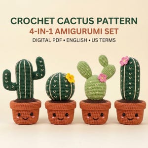Op de afbeelding: Vier gehaakte amigurumi cactussen in bruine potten met lachende gezichtjes. De tekst luidt: CROCHET CACTUS PATTERN 4-IN-1 AMIGURUMI SET DIGITAL PDF • ENGLISH • US TERMS. Elke cactus heeft een unieke vorm, groene garentextuur en kleine bloemetjes.